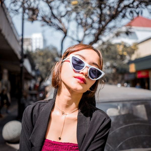 Modelo con blazer negro — Boutique Aria